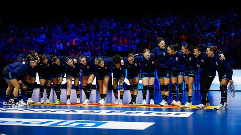 Con Macarena Sans y Ayelén García, La Garra debutó con derrota en el Mundial de balonmano. Con Macarena Sans y Ayelén García, La Garra debutó con derrota en el Mundial de balonmano.