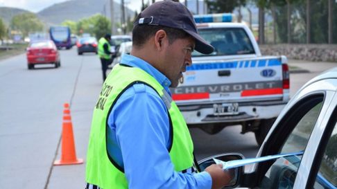Las mascotas deben ubicarse en los asientos traseros y contar con elementos de sujeción adecuados, como cinturón de seguridad especiales o caniles. Las mascotas deben ubicarse en los asientos traseros y contar con elementos de sujeción adecuados, como cinturón de seguridad especiales o caniles.