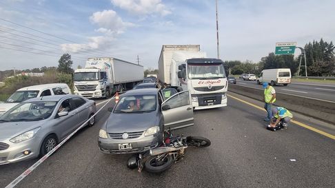 Un joven falleció en la Autopista Buenos Aires - La Plata. Un joven falleció en la Autopista Buenos Aires - La Plata.