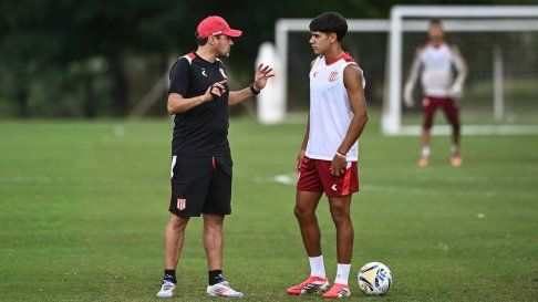 Estudiantes entrenó y viajó a Rosario, donde visitará mañana a Newells Estudiantes entrenó y viajó a Rosario, donde visitará mañana a Newells
