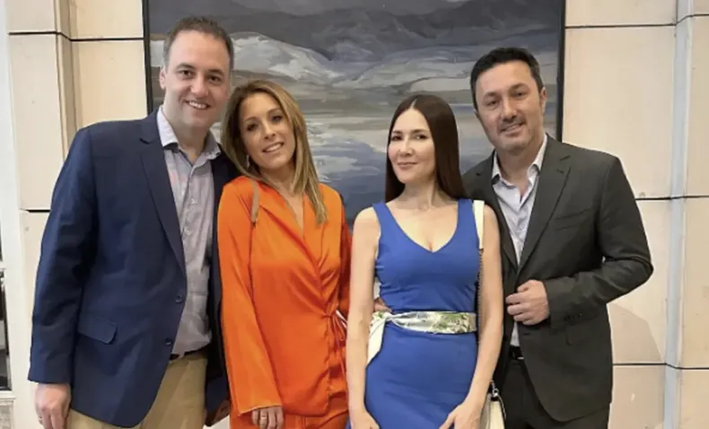 Adorni y su esposa junto a Cristina P&eacute;rez y Petri.&nbsp;