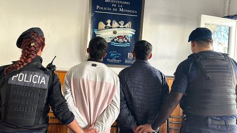 El auto fue interceptado y detenido sin incidentes. El auto fue interceptado y detenido sin incidentes.