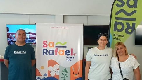 Los turistas se tomaron una foto en la Dirección de Turismo de San Rafael. Los turistas se tomaron una foto en la Dirección de Turismo de San Rafael.