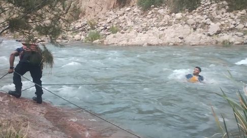 Intentaron rescatar a una menor en el Río Mendoza pero falleció ahogada. Intentaron rescatar a una menor en el Río Mendoza pero falleció ahogada.