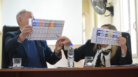 Las dos boletas únicas son similares pero varían en el tamaño y la cantidad de cargos a elegir. Las dos boletas únicas son similares pero varían en el tamaño y la cantidad de cargos a elegir.