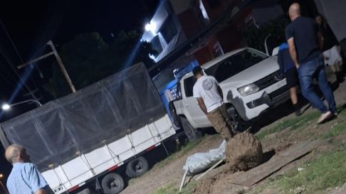 Así quedó la camioneta luego del tremendo impacto contra el comercio. Así quedó la camioneta luego del tremendo impacto contra el comercio.