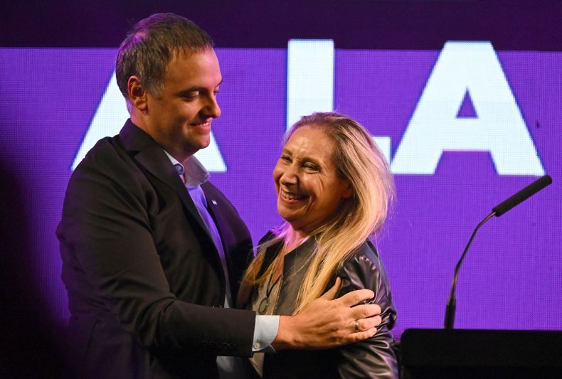 El Gobierno cerró filas para blindar a Manuel Adorni tras la polémica por  el viaje de su esposa