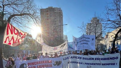 Gimnasia y Estudiantes marcharon juntos en un nuevo aniversario de la Noche de los Lápices Gimnasia y Estudiantes marcharon juntos en un nuevo aniversario de la Noche de los Lápices