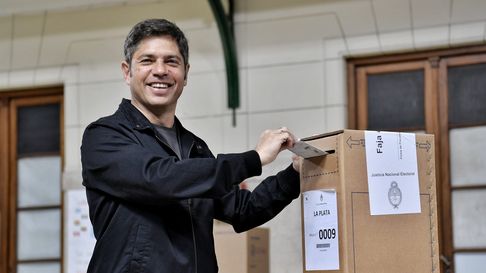 Axel Kicillof votó en La Plata. Axel Kicillof votó en La Plata.