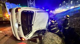 Tras el vuelco, bomberos acudieron a auxiliar al automovilista Tras el vuelco, bomberos acudieron a auxiliar al automovilista