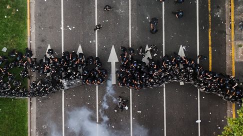 Patricia Bullrich, presentó una denuncia penal contra los organizadores de la marcha realizada el pasado miércoles, acusándolos de sedición, atentado al orden constitucional y asociación ilícita agravada. Patricia Bullrich, presentó una denuncia penal contra los organizadores de la marcha realizada el pasado miércoles, acusándolos de sedición, atentado al orden constitucional y asociación ilícita agravada.