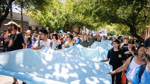Postal de una de las marchas contra San Jorge en las calles de Mendoza. Postal de una de las marchas contra San Jorge en las calles de Mendoza.