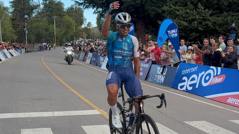 Leandro Velardez terminó festejando en el séptimo capítulo de la Vuelta de Mendoza. Leandro Velardez terminó festejando en el séptimo capítulo de la Vuelta de Mendoza.