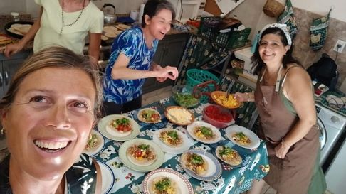 La comunidad mendocina puede colaborar con el comedor asistiendo al evento o realizando donaciones para acompañar esta causa que, desde lo cotidiano, transforma vidas. La comunidad mendocina puede colaborar con el comedor asistiendo al evento o realizando donaciones para acompañar esta causa que, desde lo cotidiano, transforma vidas.