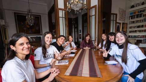 estudiantes secundarios de la plata visitaron a cristina kirchner estudiantes secundarios de la plata visitaron a cristina kirchner