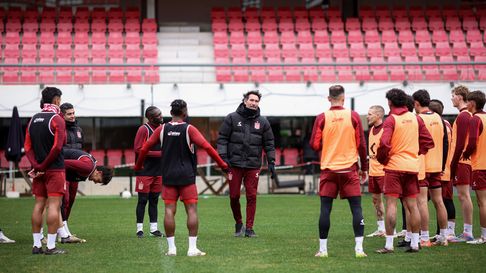 Eduardo Domínguez ultima detalles de cara a la final de mañana frente a Vélez Eduardo Domínguez ultima detalles de cara a la final de mañana frente a Vélez