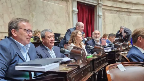 Los peronistas diputados por Mendoza Martín Aveiro, Adolfo Bermejo y Liliana Paponet. Menem les pidió sus despachos a los que se van. Los peronistas diputados por Mendoza Martín Aveiro, Adolfo Bermejo y Liliana Paponet. Menem les pidió sus despachos a los que se van.