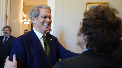 Javier Milei recibió hoy en la Casa Rosada al Secretario del Tesoro de los Estados Unidos, Scott Bessent, en un encuentro que muestra el interés de Washington en la evolución económica de Argentina. Javier Milei recibió hoy en la Casa Rosada al Secretario del Tesoro de los Estados Unidos, Scott Bessent, en un encuentro que muestra el interés de Washington en la evolución económica de Argentina.