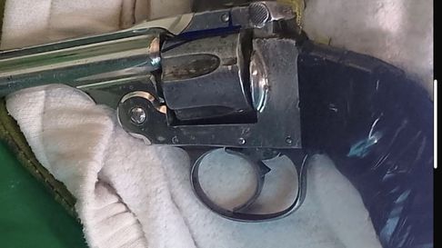 El delincuente cometió un ilícito usando un arma sin numeración. El delincuente cometió un ilícito usando un arma sin numeración.