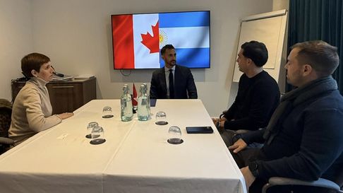 Jimena Latorre vende en Londres el plan minero de Cornejo. Jimena Latorre vende en Londres el plan minero de Cornejo.