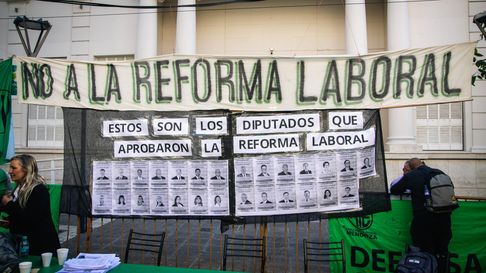 ATE se manifestó con una vigilia en la Legislatura por la reforma del Estatuto del Empleado Público. ATE se manifestó con una vigilia en la Legislatura por la reforma del Estatuto del Empleado Público.