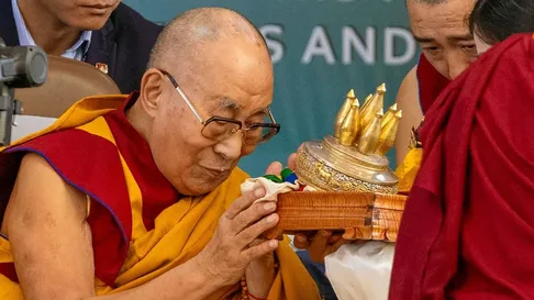 El gobierno de China calificó este lunes como una maniobra política el premio Grammy otorgado al Dalái Lama. El gobierno de China calificó este lunes como una maniobra política el premio Grammy otorgado al Dalái Lama.