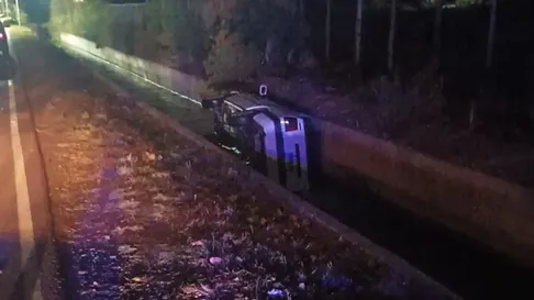 El conductor ebrio terminó dentro de un canal El conductor ebrio terminó dentro de un canal