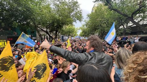 Javier Milei con partidarios de La Libertad Avanza en su cierre de campaña en Mendoza en 2023. Javier Milei con partidarios de La Libertad Avanza en su cierre de campaña en Mendoza en 2023.
