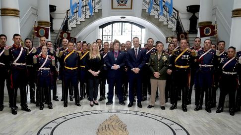 Javier Milei recibió la Orden Ecuestre Militar de los Caballeros Granaderos de los Andes. Javier Milei recibió la Orden Ecuestre Militar de los Caballeros Granaderos de los Andes.