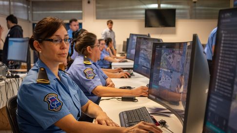 Operadores del 911 en Tunuyán dialogaron durante 48 minutos con un hombre en crisis y lograron salvarle la vida. Operadores del 911 en Tunuyán dialogaron durante 48 minutos con un hombre en crisis y lograron salvarle la vida.