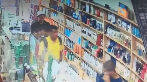 robaron una perfumeria de la plata en pocos minutos y escaparon robaron una perfumeria de la plata en pocos minutos y escaparon