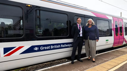 El gobierno laborista de Keir Starmer avanza en un plan de renacionalización ferroviaria que cubre casi el 30% de la red en Reino Unido. El gobierno laborista de Keir Starmer avanza en un plan de renacionalización ferroviaria que cubre casi el 30% de la red en Reino Unido.