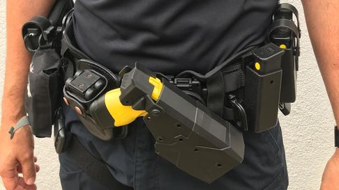 Los municipales de La Plata podrían portar las Taser Los municipales de La Plata podrían portar las Taser