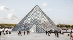 París se revoluciona por el robo al Museo del Louvre, que continuará hoy cerrado.&nbsp;