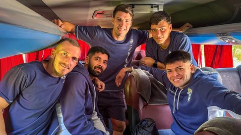 El plantel de Gimnasia entrenó en Estancia Chica y partió rumbo a Santa Fe en busca de los cuartos de final del Torneo Clausura El plantel de Gimnasia entrenó en Estancia Chica y partió rumbo a Santa Fe en busca de los cuartos de final del Torneo Clausura