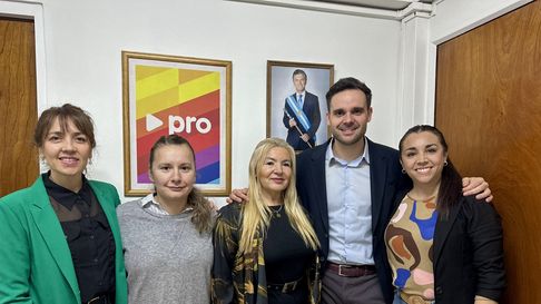 El presidente del Pro, Gabriel Pradines junto a las diputadas del bloque PRO Propuesta Republicana: Jimena Cogo, Stella Huczak, Laura Balsells Miró y Cintia Gómez. El presidente del Pro, Gabriel Pradines junto a las diputadas del bloque PRO Propuesta Republicana: Jimena Cogo, Stella Huczak, Laura Balsells Miró y Cintia Gómez.