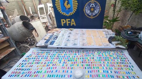 Droga, dinero y celulares secuestrados durante los allanamientos. Droga, dinero y celulares secuestrados durante los allanamientos.