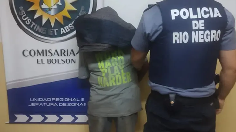 Arrestan a un hombre por iniciar una fogata y evacúan a cientos de vecinos Arrestan a un hombre por iniciar una fogata y evacúan a cientos de vecinos