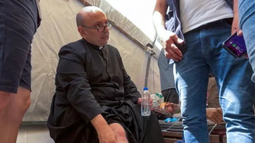 El cura Gabriel Romanelli, herido durante los ataques