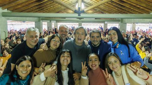 El acto del PJ en el Este con los Félix, Jorge Giménez y los intendentes de Santa Rosa y La Paz, línea directa con Ciurca. El acto del PJ en el Este con los Félix, Jorge Giménez y los intendentes de Santa Rosa y La Paz, línea directa con Ciurca.