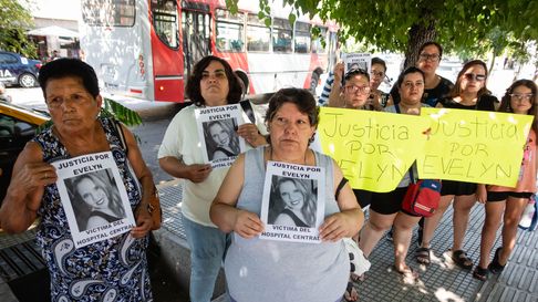Protesta de familiares frente al Hospital Central Protesta de familiares frente al Hospital Central