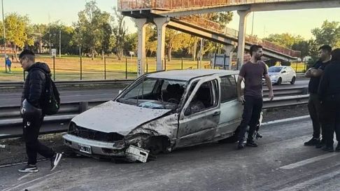 Así quedó el VW Golf del conductor que causó el accidente. Así quedó el VW Golf del conductor que causó el accidente.