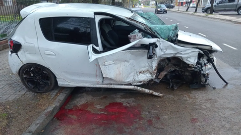 Uno de los autos involucrados en el accidente frente al Hospital San Martín Uno de los autos involucrados en el accidente frente al Hospital San Martín
