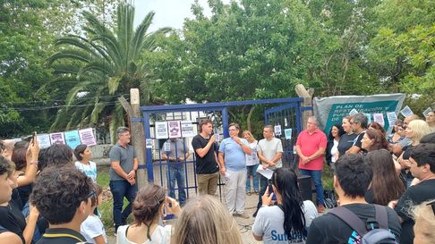 abrazo solidario en una escuela de gonnet: alertan por recortes y la baja matricula abrazo solidario en una escuela de gonnet: alertan por recortes y la baja matricula