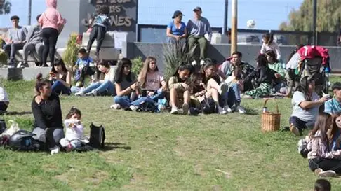 Se espera mucho público en los festejos de la primavera. Se espera mucho público en los festejos de la primavera.