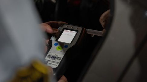 Un conductor ebrio chocó contra un árbol y un cantero. Un conductor ebrio chocó contra un árbol y un cantero.