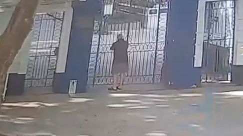 en la previa del clasico platense, un hombre tiro sal en la cancha de gimnasia en la previa del clasico platense, un hombre tiro sal en la cancha de gimnasia