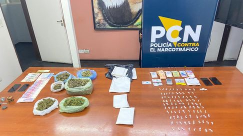 Droga y dinero incautados durante el allanamiento Droga y dinero incautados durante el allanamiento