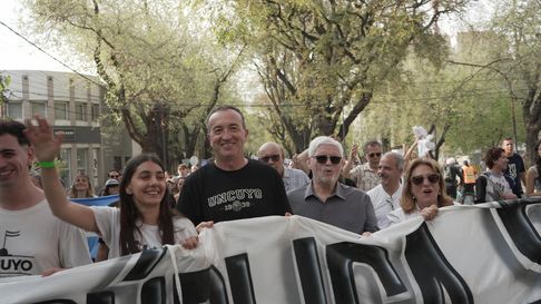 miles de personas marcharon en mendoza por la defensa de la universidad publica miles de personas marcharon en mendoza por la defensa de la universidad publica