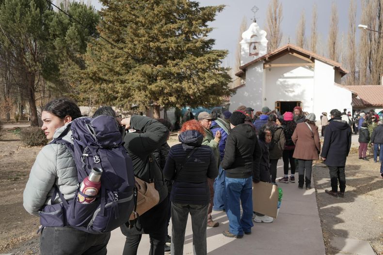 Cola para ingresar a la audiencia en la parroquia de Uspallata, que el Arzobispado ordenó abrir para este evento. Cola para ingresar a la audiencia en la parroquia de Uspallata, que el Arzobispado ordenó abrir para este evento.